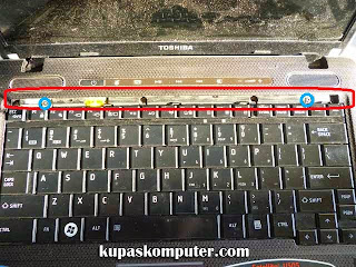 Dua baut pengunci terakhir keyboard Thosiba U505