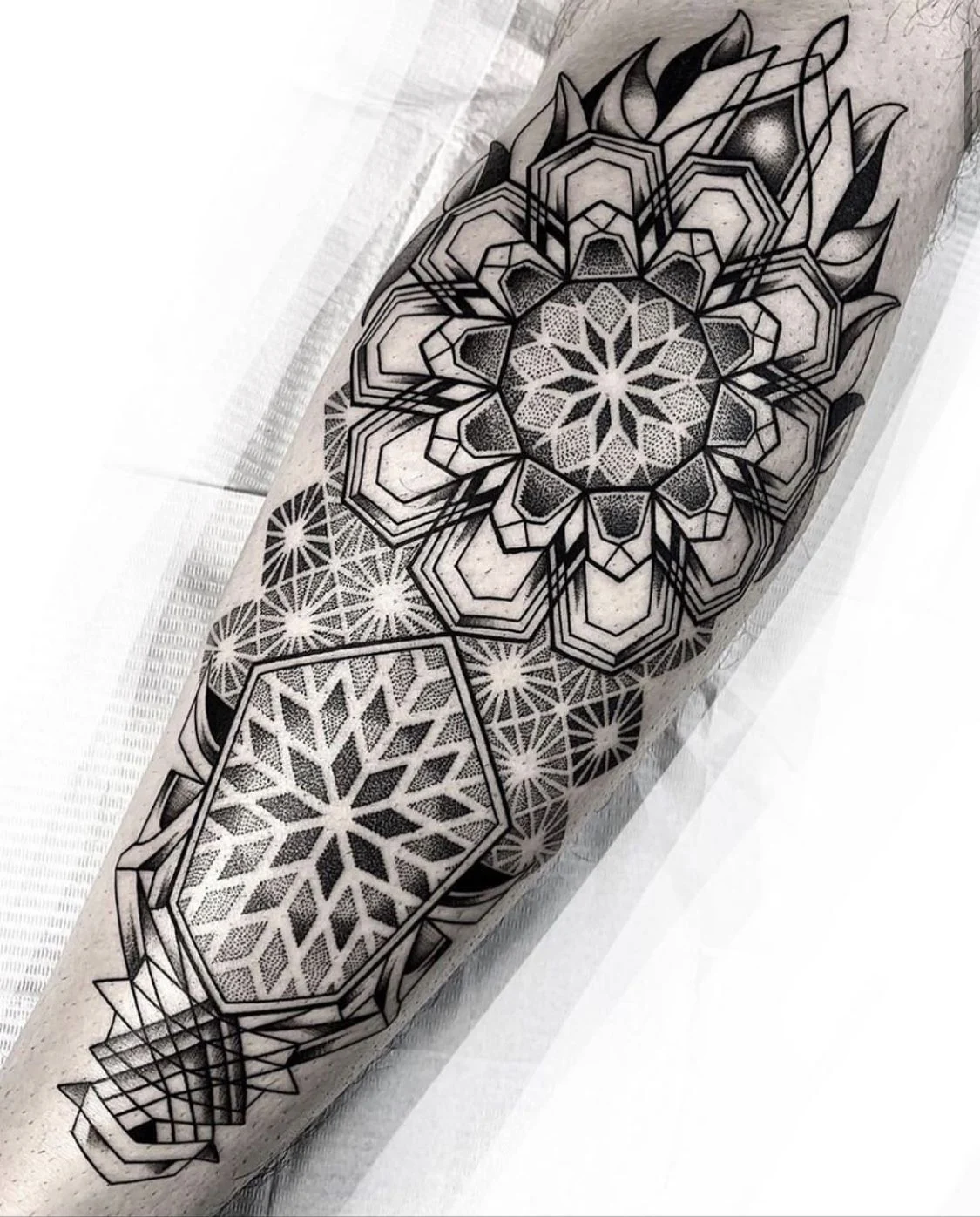 Tatuajes geométricos en los brazos