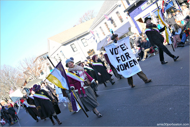 Sufragistas en el Desfile de Acción de Gracias de Plymouth