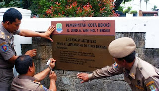 Pemerintah Kota Bekasi Tetap memasang seng di Masjid Al Misbah milik Jemaah Ahmadiyah Bekasi