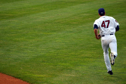 Pemain baseball menjalankan bidang permainan