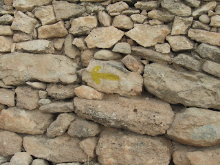 Marge de pedra seca al camí de les Pinetelles entre Vila-rodona i Rodonyà amb una senyal del Camí de Sant Jaume de Compostela