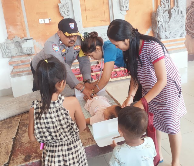 Dukung program cegah Stunting, Bhabinkamtibmas Singakerta Dampingi giat Posyandu.