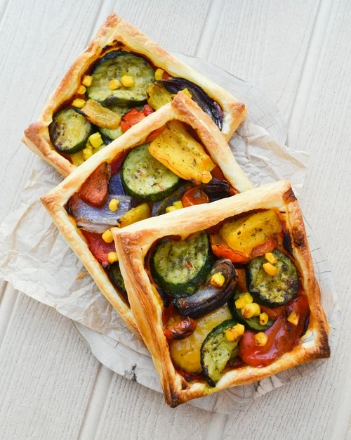 An Easy Mediterranean Tart from @tinnedtoms that will feed a family of four for less than £7 (with wedges and mini corn on the cobs too). It's so simple to make and tastes delicious. The whole family will love this vegan friendly dinner. www.tinnedtomatoes.com