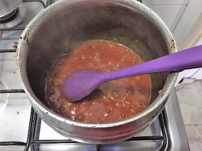 Molho de tomate fervendo na panela