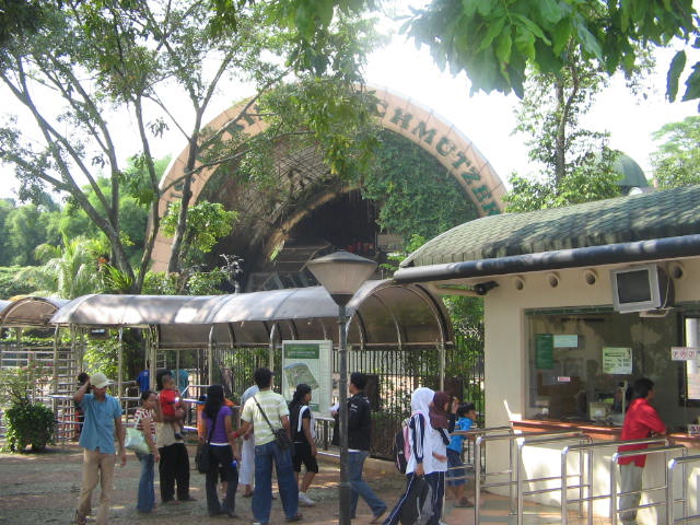 Hari Libur, Pengunjung Ragunan Membludak