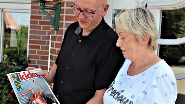 Fußballer Arjen Robben auf dem Titelbild einer Sportzeitschrift schauen sich Kay Robben und seine Mutter Marianne vor dem Hotel Robben in Hebelermeer an. Arjen Robben hat familiäre Wurzeln im Emsland. Foto: Horst Heinrich Bechtluft