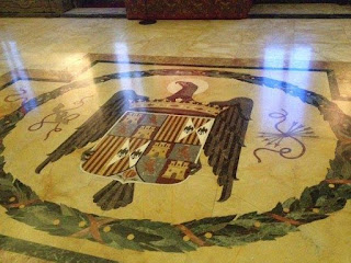 Escudo español en el suelo de la embajada de la Santa Sede