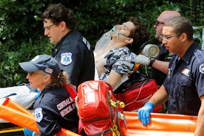 Nhân viên y tế cấp cứu cho nạn nhân tại Công viên Trung tâm