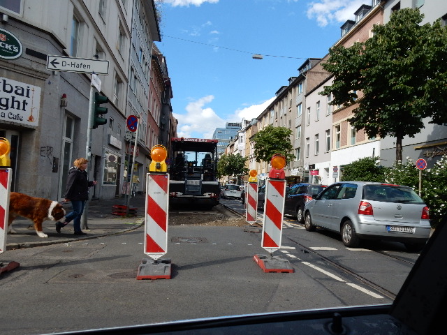 http://www.express.de/duesseldorf/fahrrad-chaos-auf-der-friedrichstrasse-verliert-die-rheinbahn-hier-60-minuten-zeit--24537890