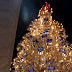 Keren, Pohon Natal yang Terbuat Dari Keranjang Belanja