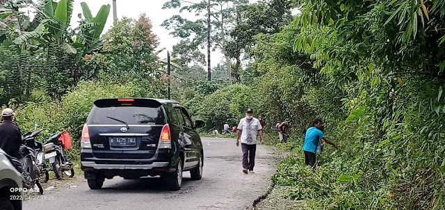 Camat Pamatang Sidamanik Kerahkan Masyarakat Gotong Royong Bersama Di Sepanjang Jalan Utama