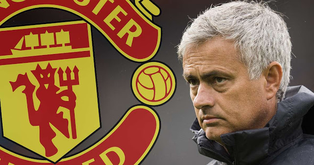 Manchester United: Manchester United och José Mourinho vill värva in en mittback.