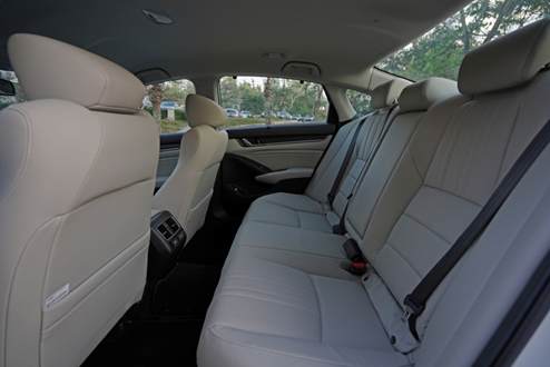 Interior belakang sedan accord 2019
