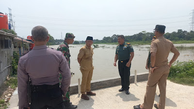 Kesigapan Babinsa Desa Bunar Koramil 05/ Balaraja evakuasi warga perum Grand Harmoni 2 Balaraja terdampak Banjir