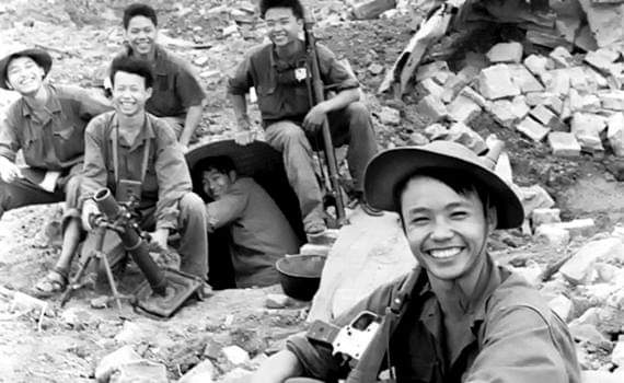 Nụ cười chiến thắng dưới chân thành cổ Quảng Trị được chụp ngày 15/08/1972