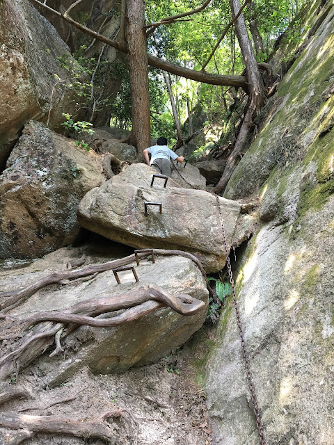 Picture of chain and metal brackets for climbing Three Peaks Mikuradake
