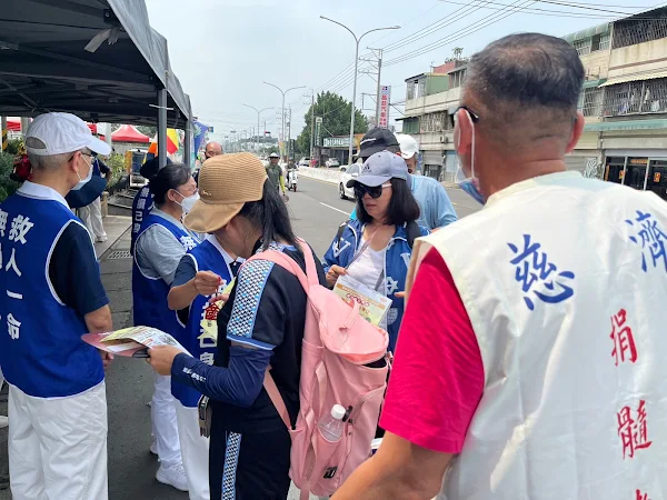 ▲大甲鎮瀾宮媽祖遶境回鑾跨過濁水溪進入彰化縣，慈濟人醫會醫師及志工也宣導「救人一命不損己身」慈濟骨髓資料庫，希望更多年輕身體健康的來建檔。（慈濟志工提供）