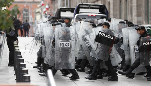Ayotzinapa: Destrozan edificios y enfrentan a policías en marcha de CDMX