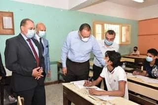محافظ الشرقية يرافقه وكيل وزارة الصحة بالشرقية يتابع إمتحانات نهاية العام الدراسي للشهادة الإعدادية بالمحافظة