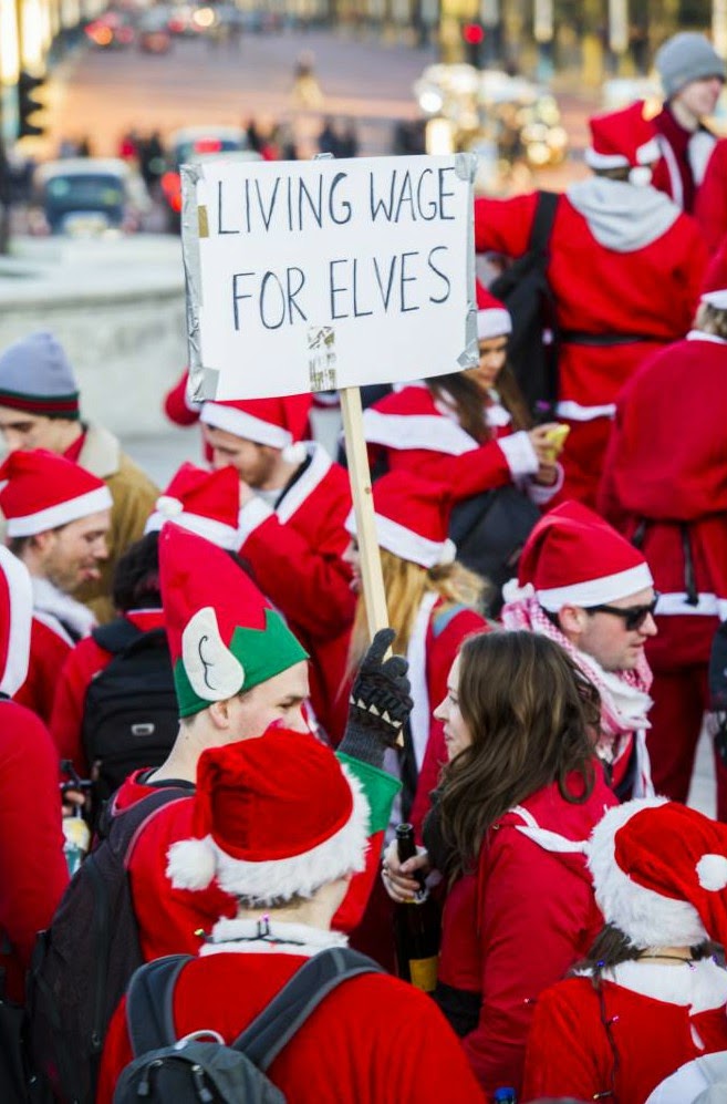 Ratusan Santa Mengambil Alih London Dengan Parade