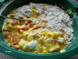 αλευρι λουκάνικα,αυγά γιαουρτι και αλέυρι μεσα σε μια παρινη λεκάνη υλικά για το αλμυρό κέικ