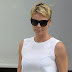 Charlize Theron elige el bicromatismo para pasear por la calle