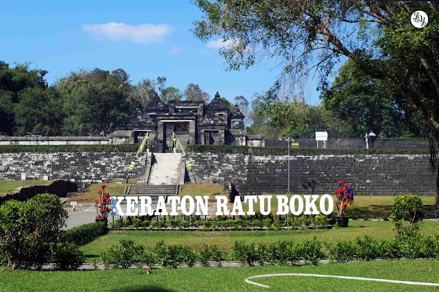 Panduan Lengkap Wisata Candi Ratu Boko, Yogyakarta - Foto, Sejarah, Lokasi, Harga dan Fasilitas - Halaman Depan Kompleks Candi Ratu Boko, Yogyakarta