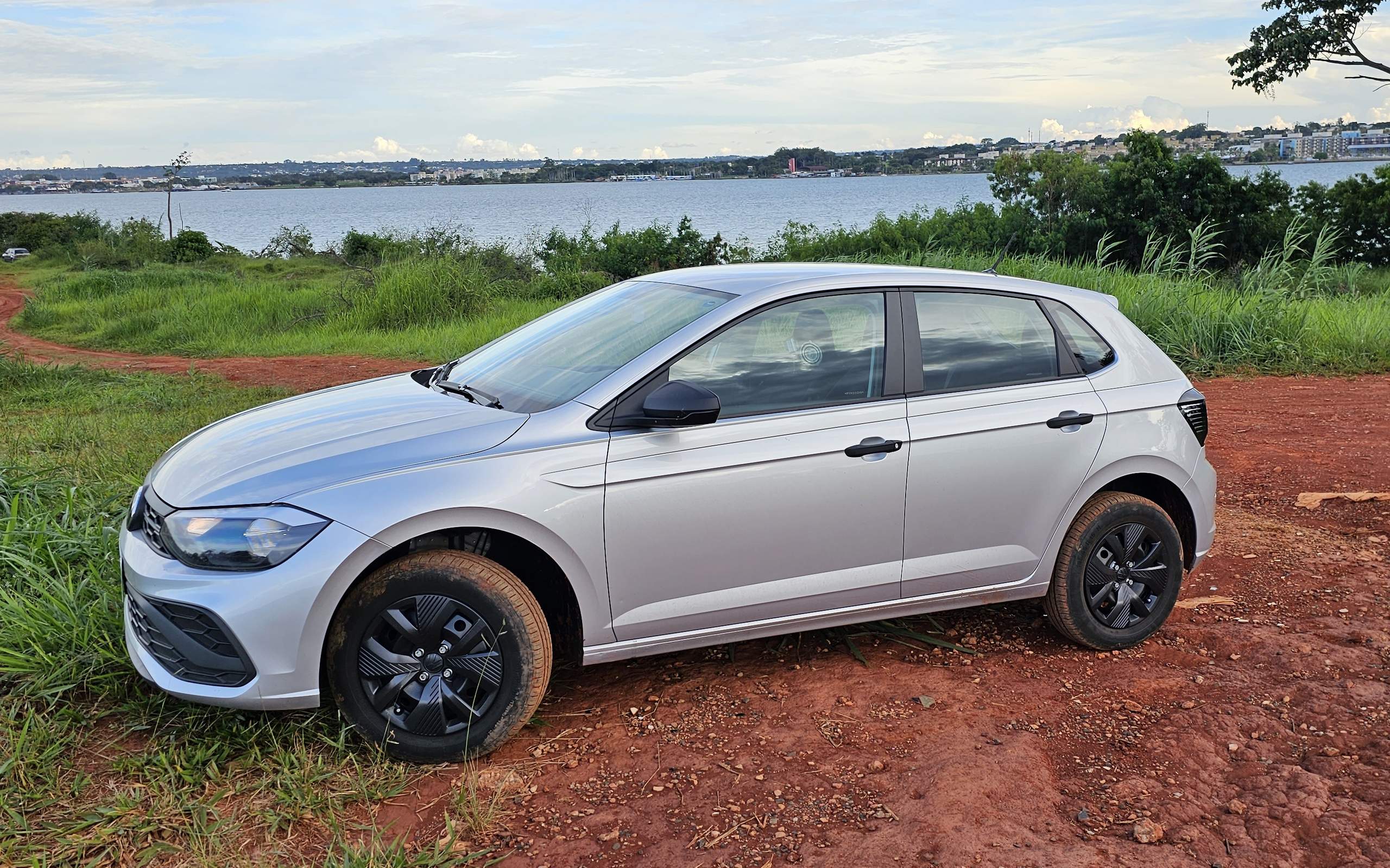 VW Polo Track vs. Chevrolet Onix: qual você leva?