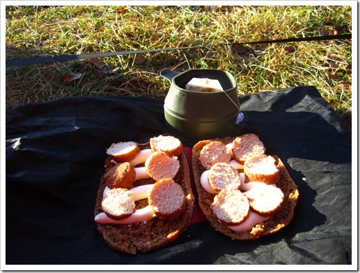 Te och mackor med ost och kycklingköttbullar.