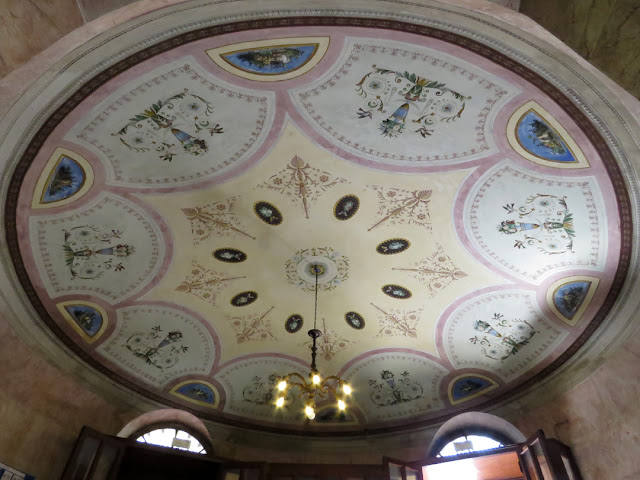 The ceiling at the entrance of the ISIS Niccolini Palli, Via Goldoni branch, Livorno