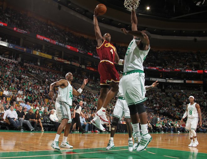 dwyane wade posterizes anderson varejao. dwyane wade on kendrick