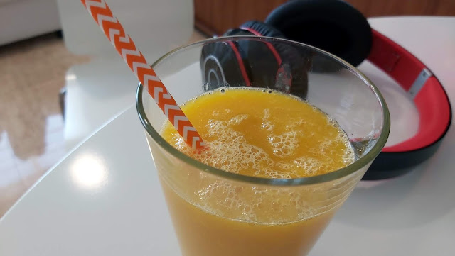 Batido de fruta rica en vitamina C escuchando música en el confinamiento. Dra Alcaraz