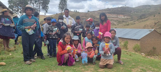 Weihnachtsgottesdienst in Huayllas Bolivien. Die Kinder bekamen etwas Süßes aus Sucre nach der Messe.