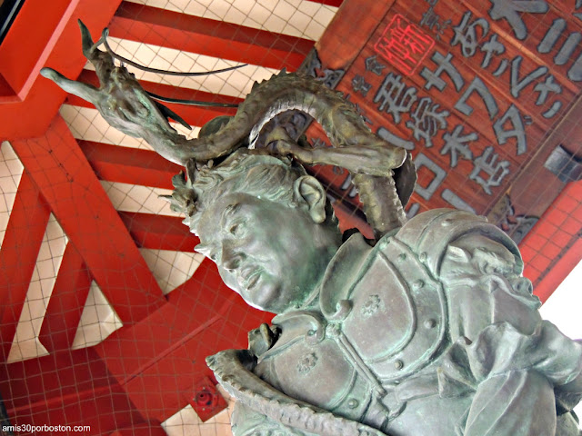 Estatua del Dios Dragón en el Omizu-Ya del Templo Sensoji