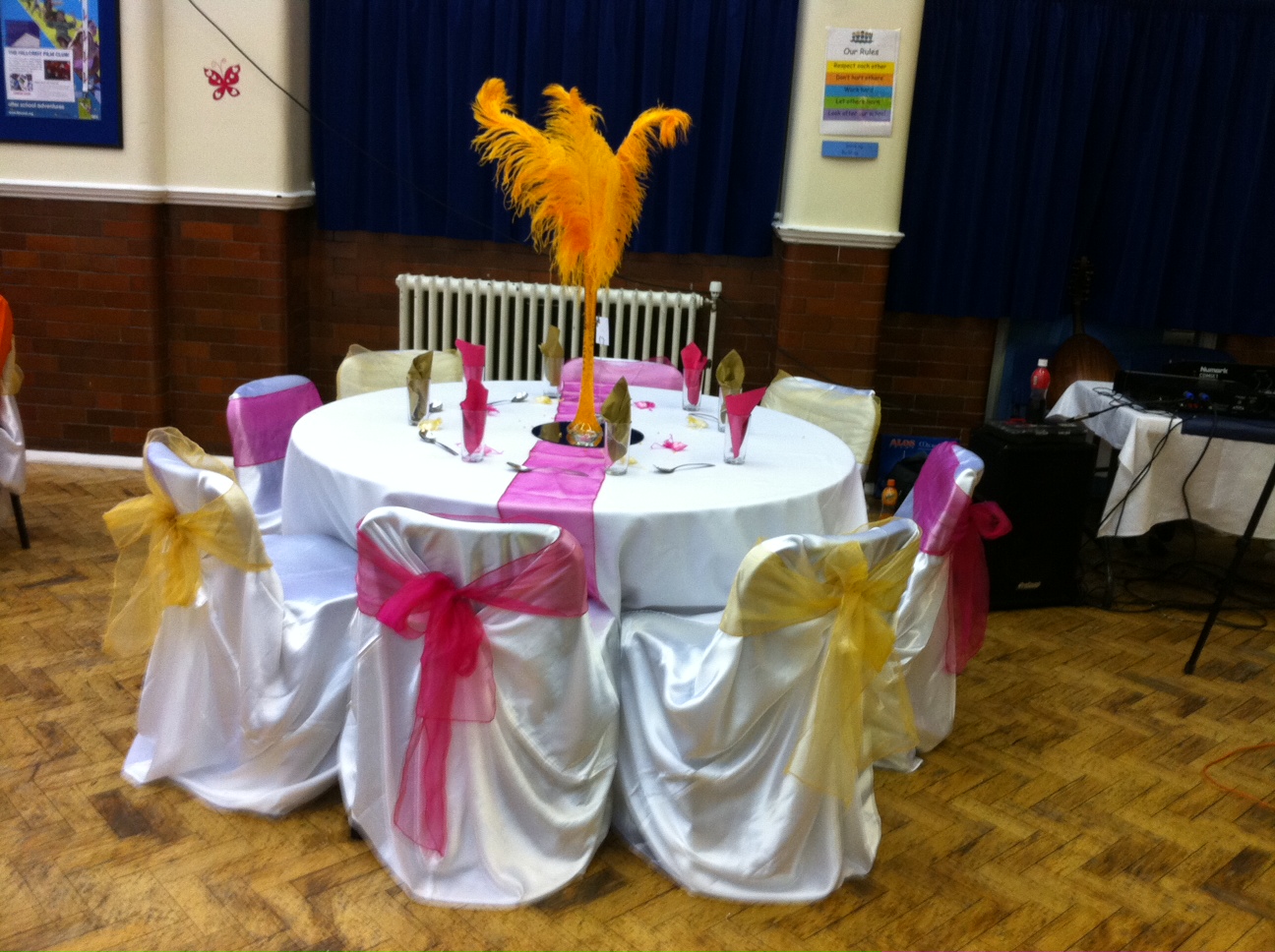 pink and gold wedding cake Gold and pink fushia decorations