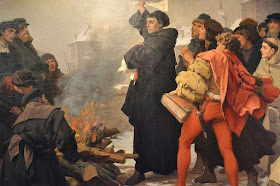 Lutero queima a bula de excomunhão A praça a ele dedicada em Roma foi comemorada como um revide