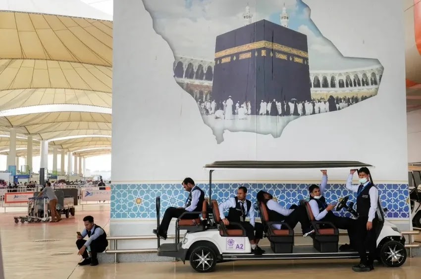 Motoristas de carrinhos de golfe esperam em um terminal do Aeroporto Internacional Rei Abdulaziz, em Jeddah, na Arábia Saudita | Amr Nabil/AP