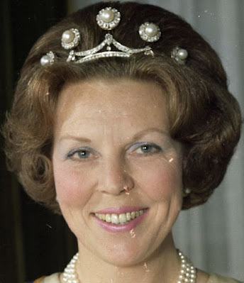 pearl button tiara netherlands queen beatrix