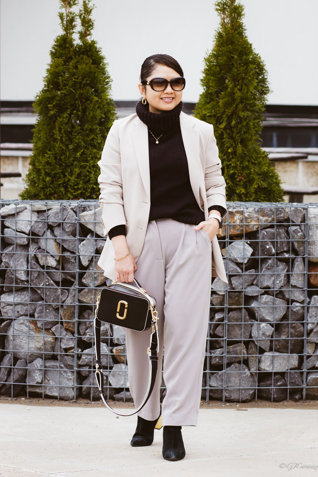 H&M Taupe Pants | Uniqlo Oversize Blazer | Marc Jacobs Sure Shot Bag | Uniqlo Turtleneck Sweater | Ray-Ban Polarized Sunglasses | Petite Fashion | Spring Outfit