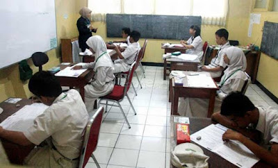 Ambon, Malukupost.com - Kepala Sekolah Luar Biasa (SLB) Negeri Kota Ambon, Endah Pertiwi mengatakan kurikulum pendidikan yang diterapkan kepada para siswa SMA LB lebih didominasi oleh sistem vokasional. "SLB ini ada tiga tingkatan satuan pendidikan SD LB hingga SMA LB dan kurikulumnya sama namun disesuaikan dengan kebutuhan anak-anak," kata Endah Pertiwi di Ambon, Jumat (31/8).