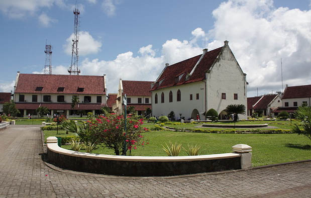 Kesultanan Makassar atau biasa disebut Kerajaan Gowa Tallo adalah kerajaan bercorak Islam  15 Peninggalan Kerajaan Gowa Tallo, Gambar, dan Keterangannya