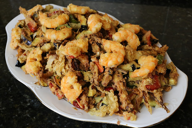 Verduras rebozadas con langostinos o calamares del campo