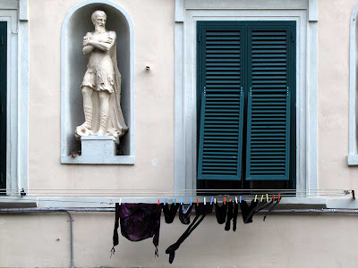 Statue and clothesline, Livorno
