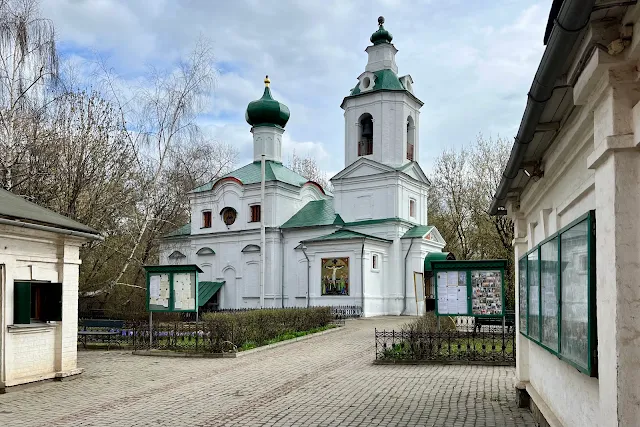 проспект Генерала Дорохова, храм святителя Димитрия Ростовского в Очакове (построен в 1737 году)