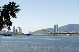 https://commons.wikimedia.org/wiki/File:Da_nang_dragon_bridge.jpg