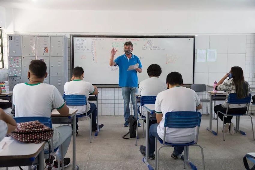 Professores estaduais do Ceará têm reajuste do piso salarial sancionado nesta terça