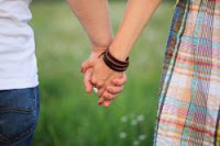 Bagaimana Memulai Berpegangan Tangan Pada Saat Kencan
