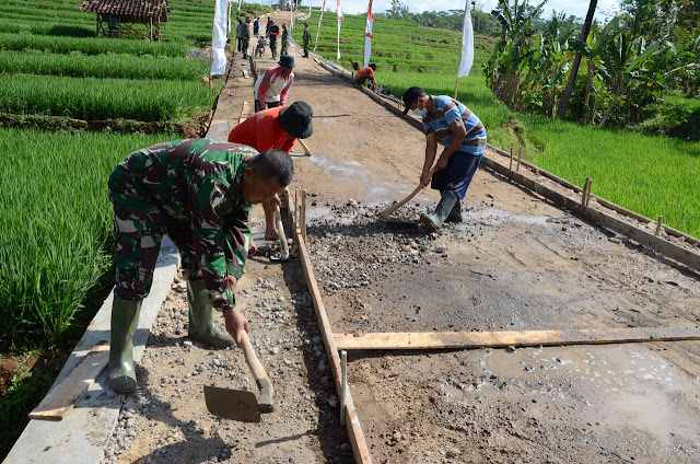 Satgas TMMD-109 Bersama Warga Bekerja Meratakan Batu Dan Pasir