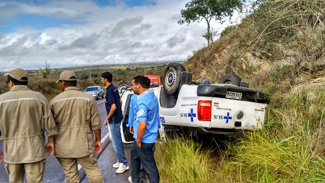 VEÍCULO DA SECRETARIA DE SAÚDE DE BOM CONSELHO CAPOTA NA CURVA DA CATARINA